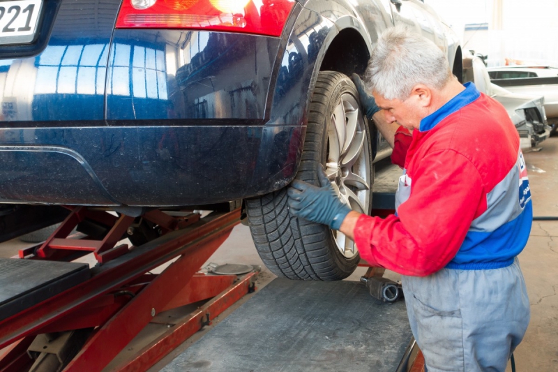 ecommerce--min_auto_repair_repair_lift_auto_mechanic_work_clothes_master_professional_man_of_the_fold-685629