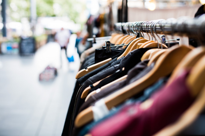 ecommerce--min_blur_close_up_focus_hanger_jacket_market_people_rack-1176303