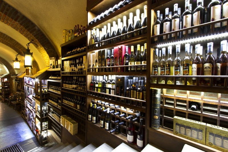 ecommerce--min_world_street_travel_shop_canon_georgia_wine_bottles-429767